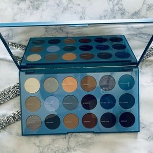 18A Blue Ya Away Morphe Artistry Palette